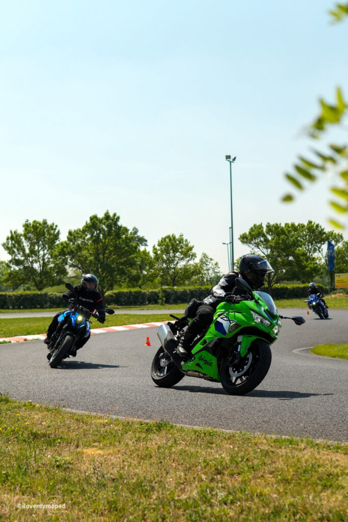 arge2rad-motorradtesttage2026-teesdorf-18 - I love my moped Green Kawasaki Ninja sport bike in a right-hand turn with rider in full gear leaning into the curve on a paved track